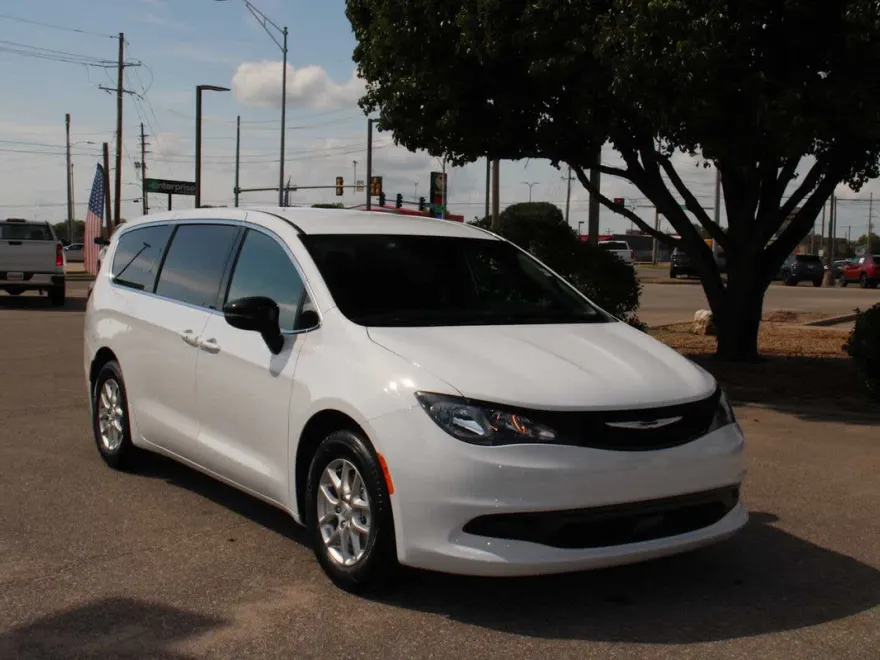 2025 Chrysler Voyager LX photo 1