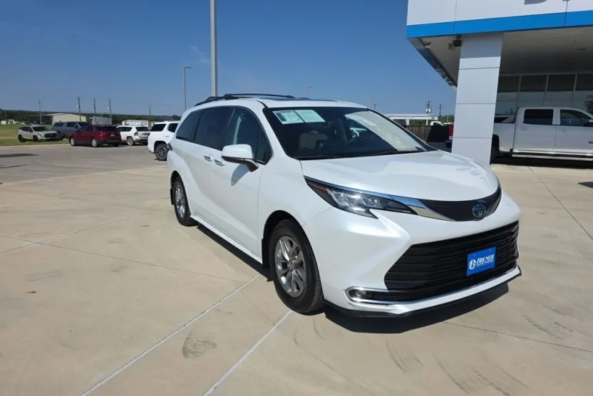 2023 Toyota Sienna XLE photo 1