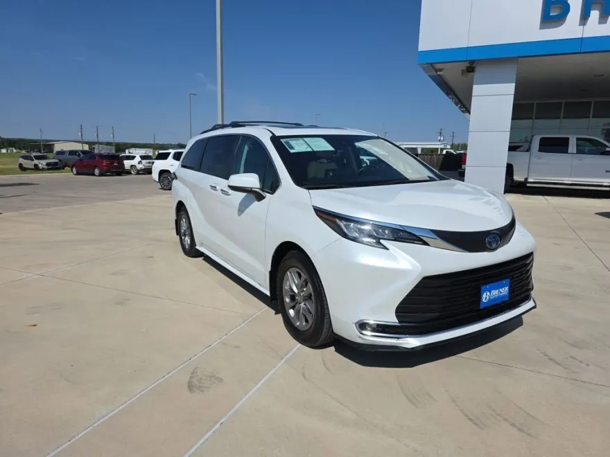 2023 Toyota Sienna XLE photo 1