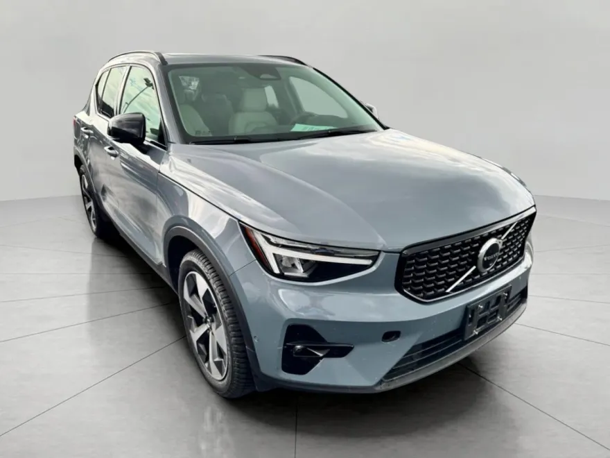 2023 Volvo XC40 AWD Ultimate photo 1
