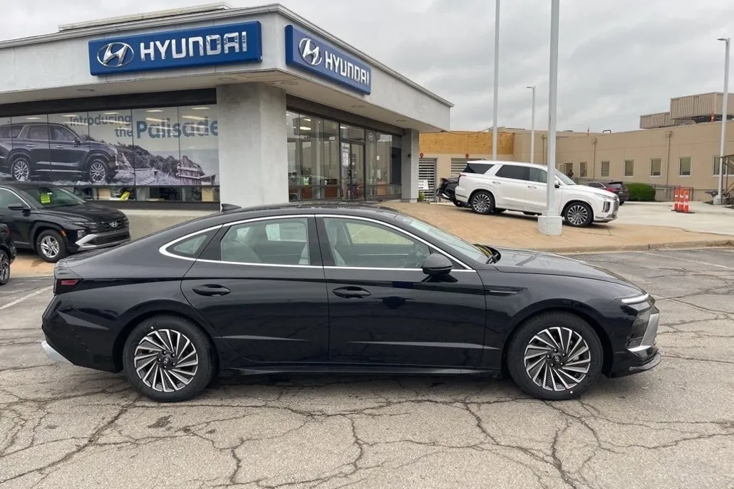 2025 Hyundai Sonata Hybrid Limited photo 1