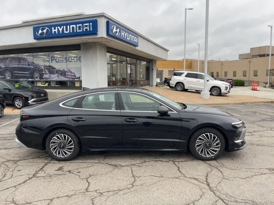 2025 Hyundai Sonata Hybrid Limited photo 1