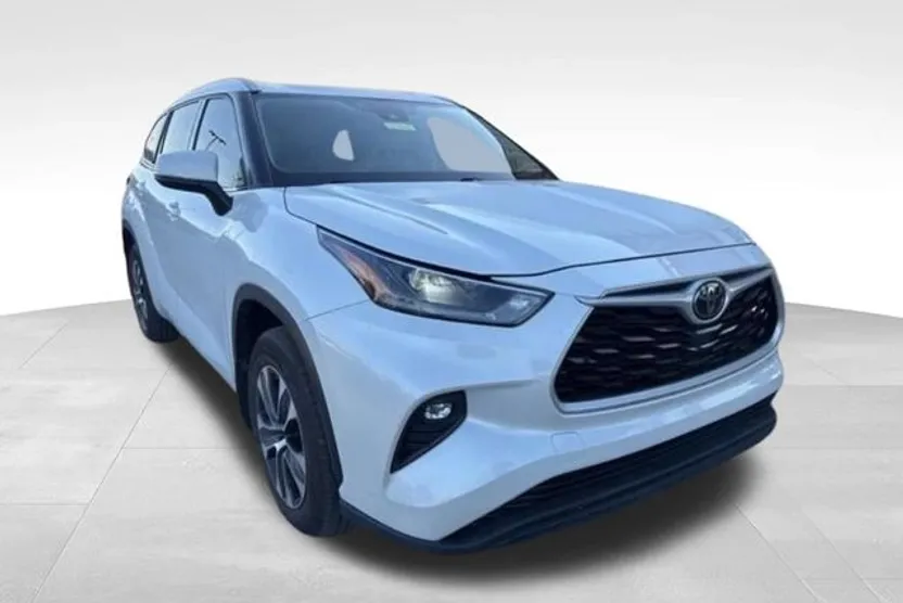 2021 Toyota Highlander XLE photo 1