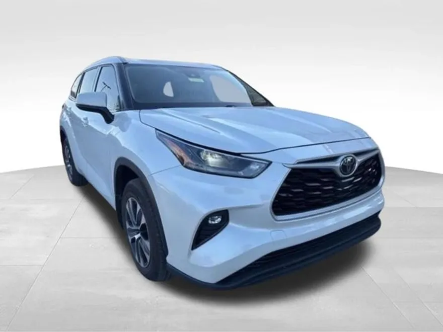 2021 Toyota Highlander XLE photo 1