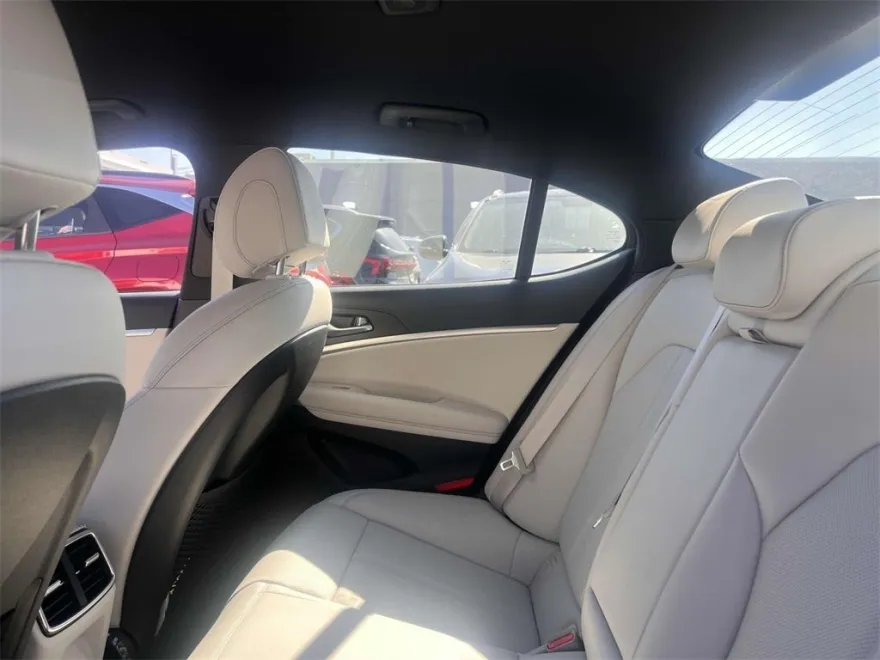 2024 Genesis G70 2.5T photo 11