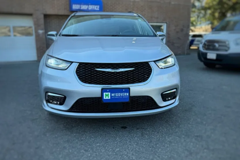 2022 Chrysler Pacifica Limited photo 1