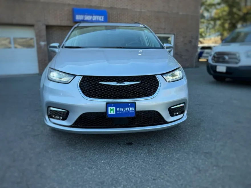 2022 Chrysler Pacifica Limited photo 1