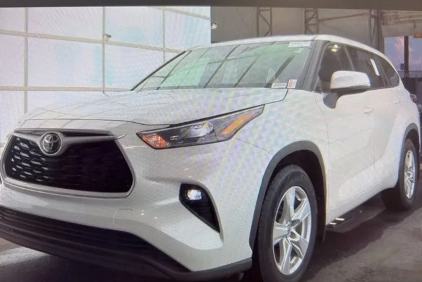 2023 Toyota Highlander LE photo 1