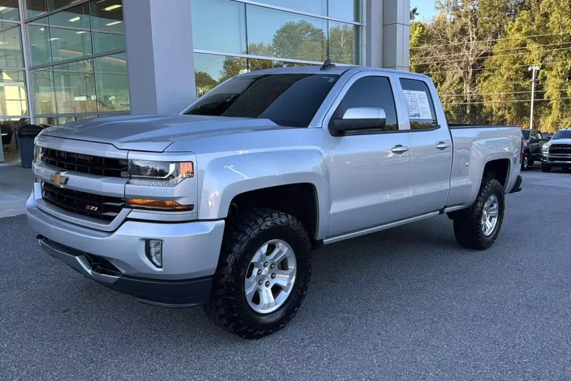 2017 Chevrolet Silverado 1500 LT photo 1