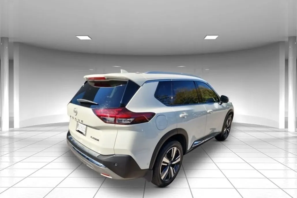 2023 Nissan Rogue Platinum photo 1