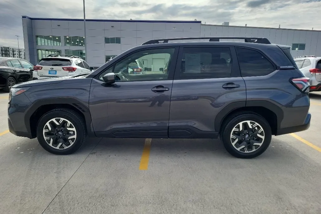 2025 Subaru Forester Premium Base photo 1