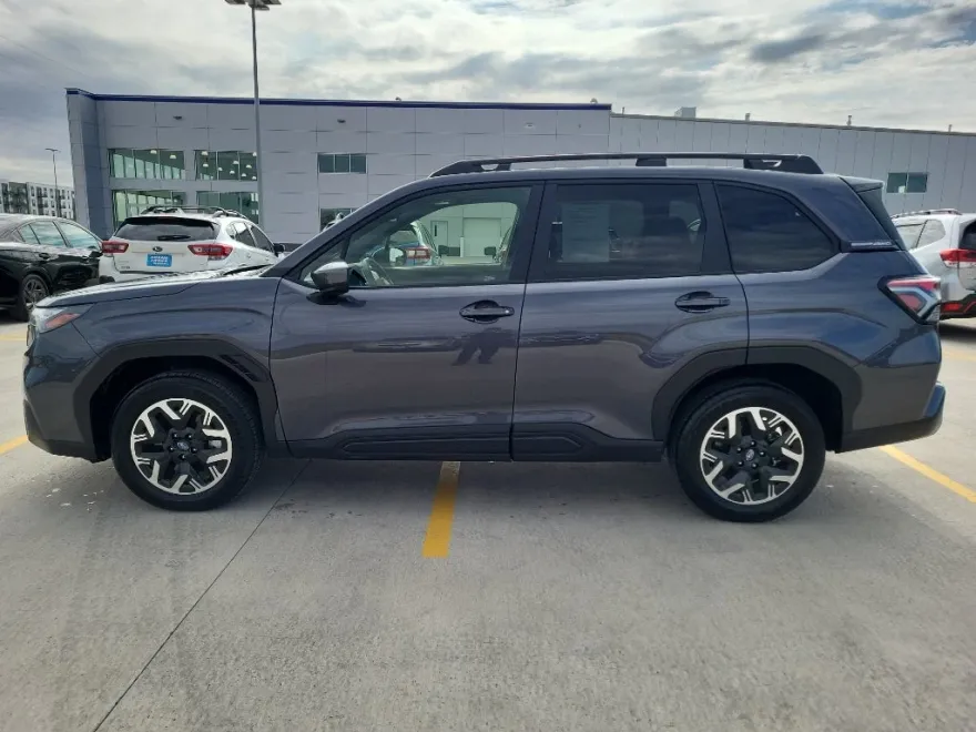 2025 Subaru Forester Premium Base photo 1