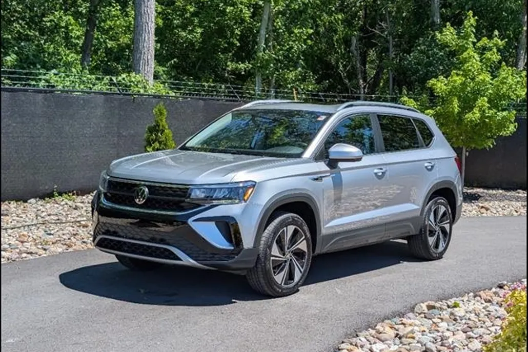 2024 Volkswagen Taos SE photo 1