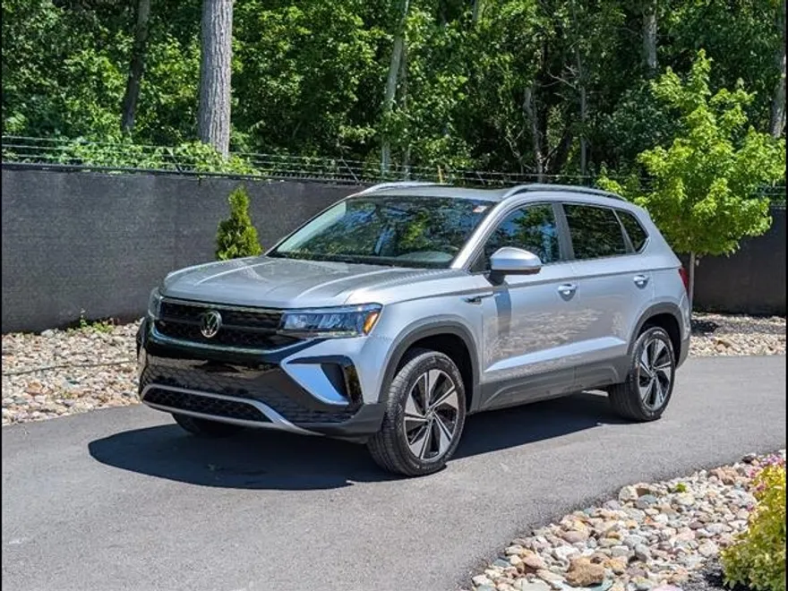 2024 Volkswagen Taos SE photo 1