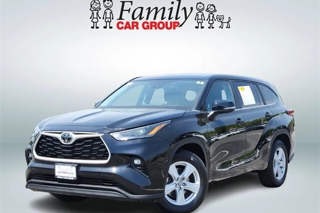 2023 Toyota Highlander LE photo 1