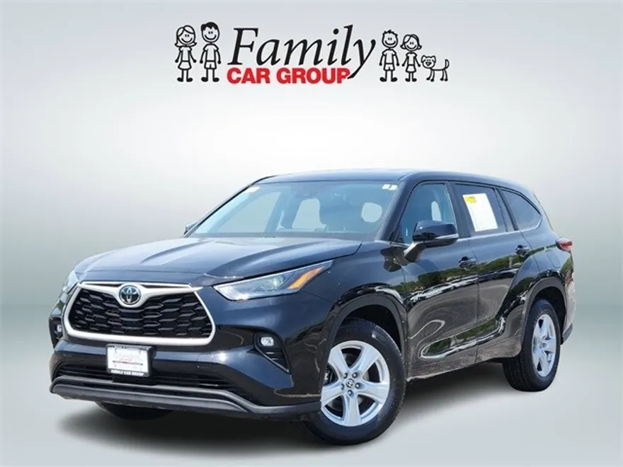 2023 Toyota Highlander LE photo 1