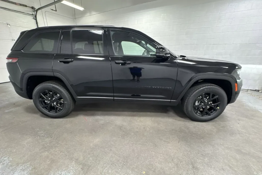 2025 Jeep Grand Cherokee Laredo photo 1