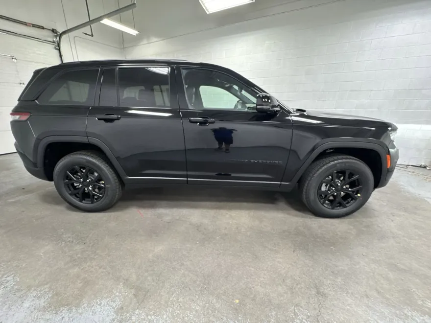 2025 Jeep Grand Cherokee Laredo photo 1