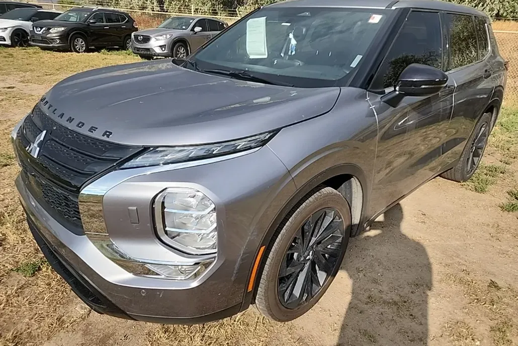 2022 Mitsubishi Outlander Black Edition photo 1