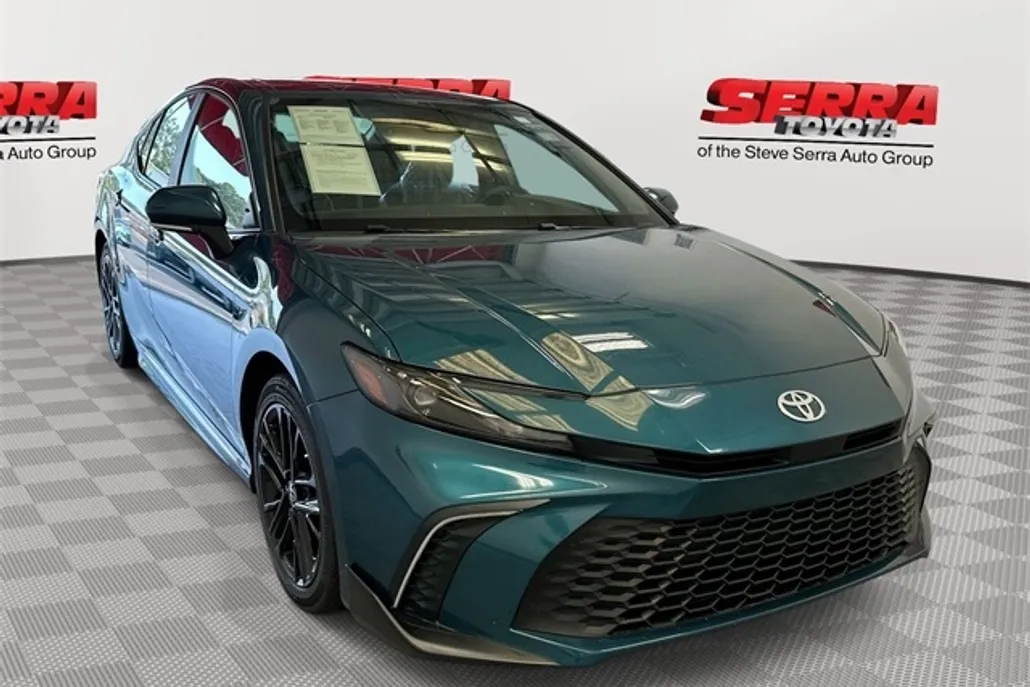 2025 Toyota Camry SE photo 1
