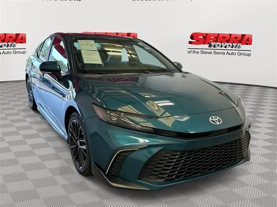 2025 Toyota Camry SE photo 1