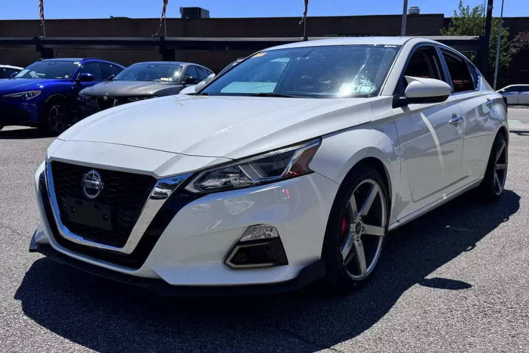 2023 Nissan Altima 2.5 SR photo 1