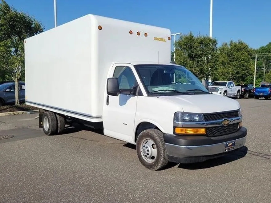 2024 Chevrolet Express Cutaway 3500 Base photo 1