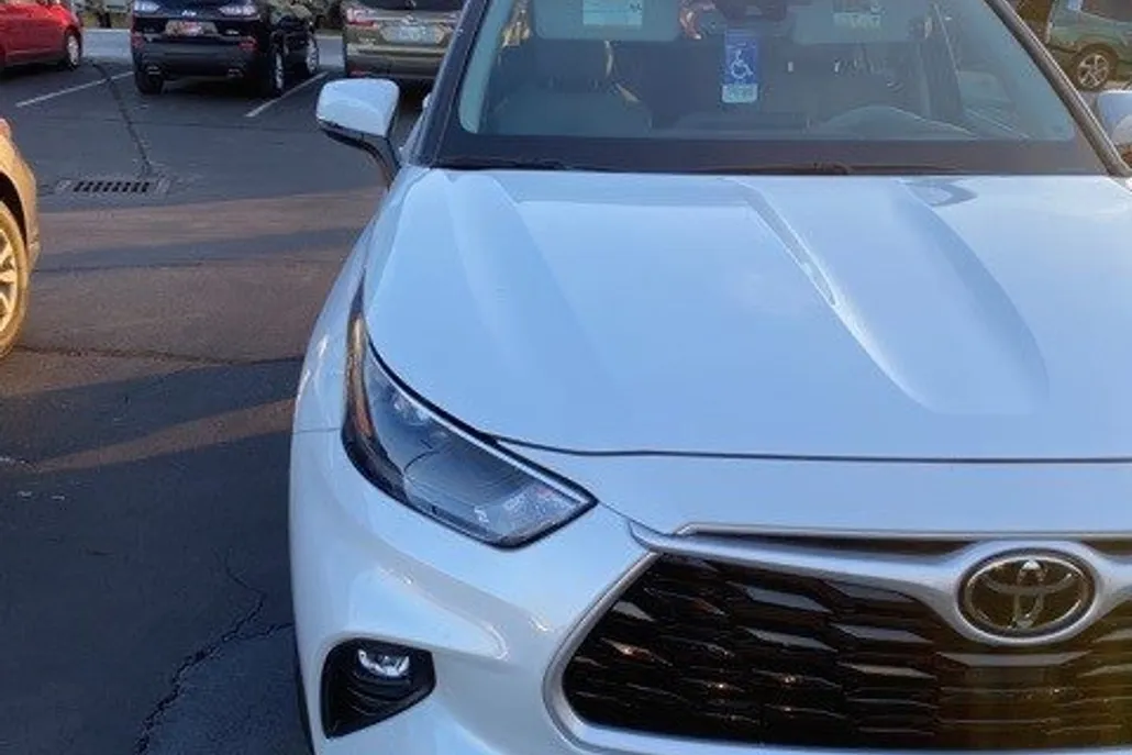 2022 Toyota Highlander XLE photo 1