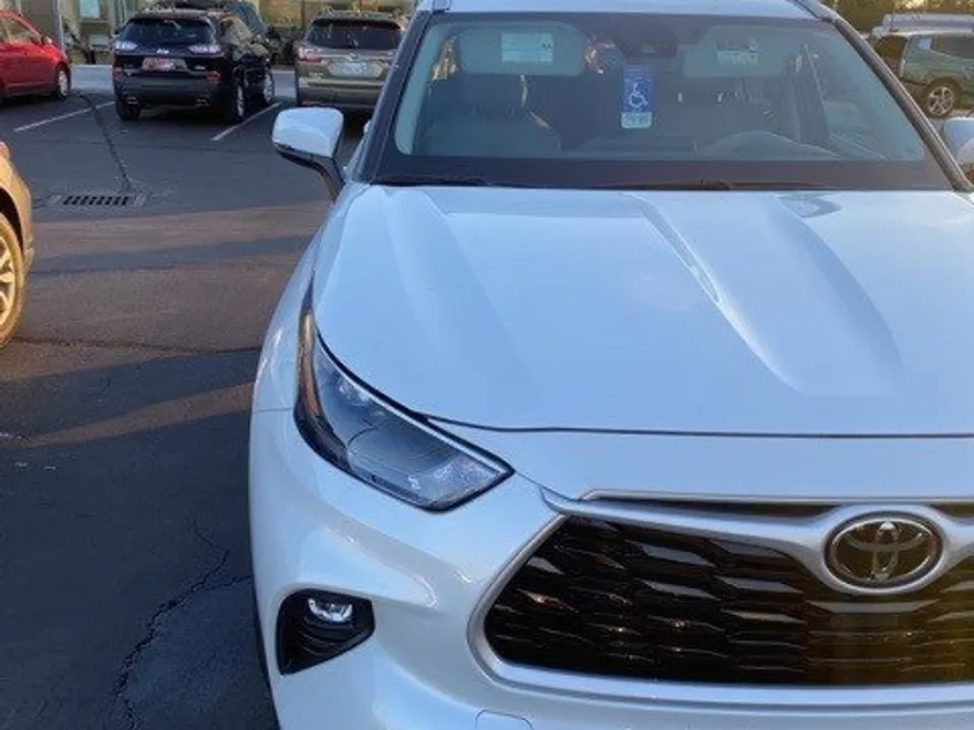 2022 Toyota Highlander XLE photo 1