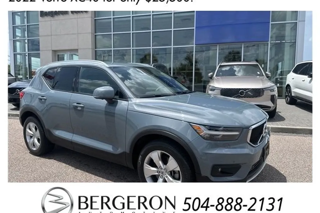 2022 Volvo XC40 T5 AWD Momentum photo 1