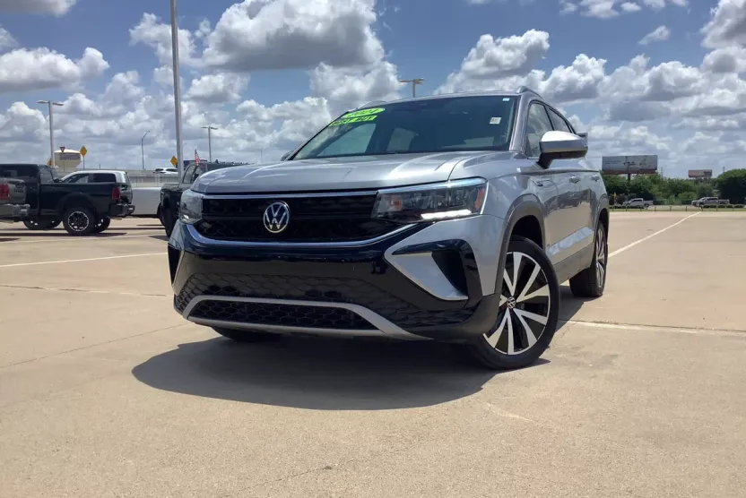 2024 Volkswagen Taos SE photo 1