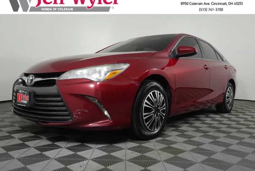 2015 Toyota Camry LE photo 1