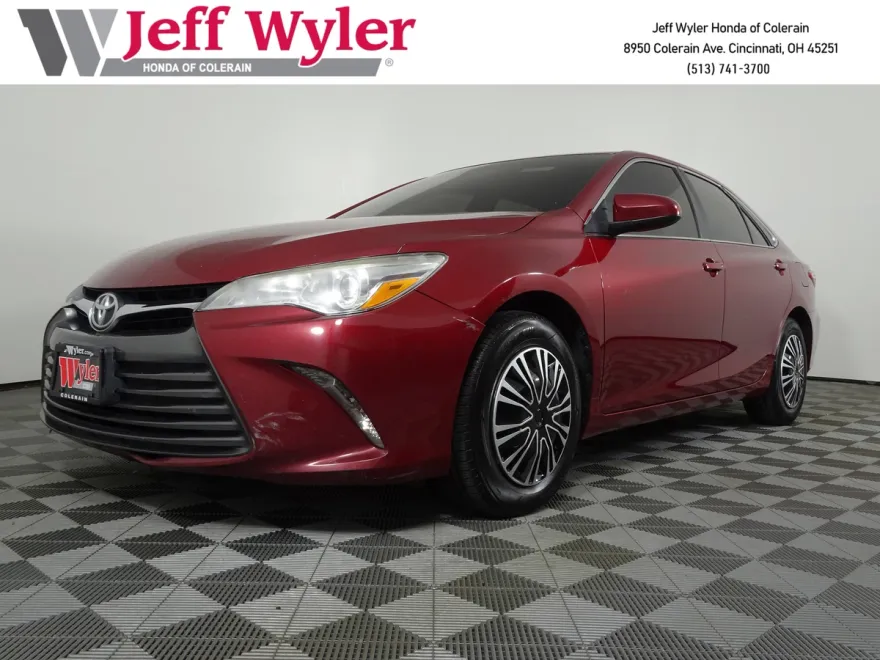 2015 Toyota Camry LE photo 1