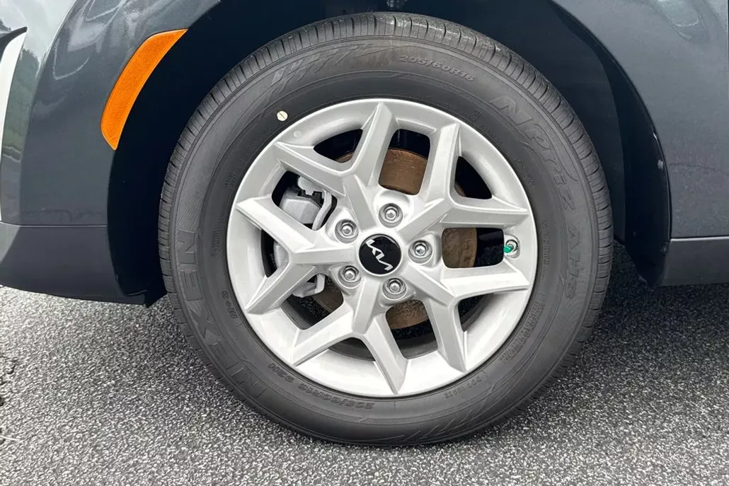 2025 Kia Soul LX photo 1