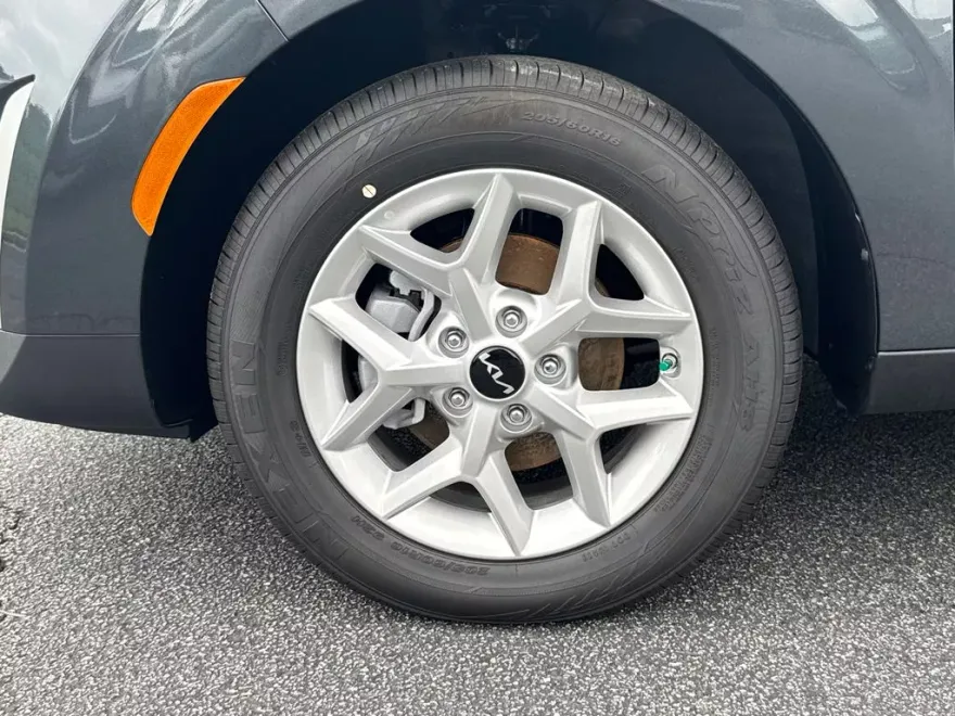2025 Kia Soul LX photo 1