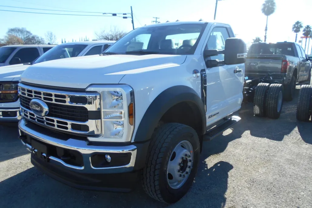 2024 Ford F-600 photo 1