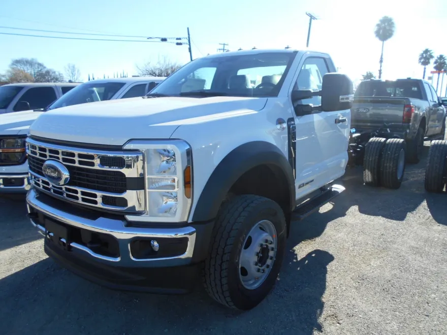 2024 Ford F-600 photo 1
