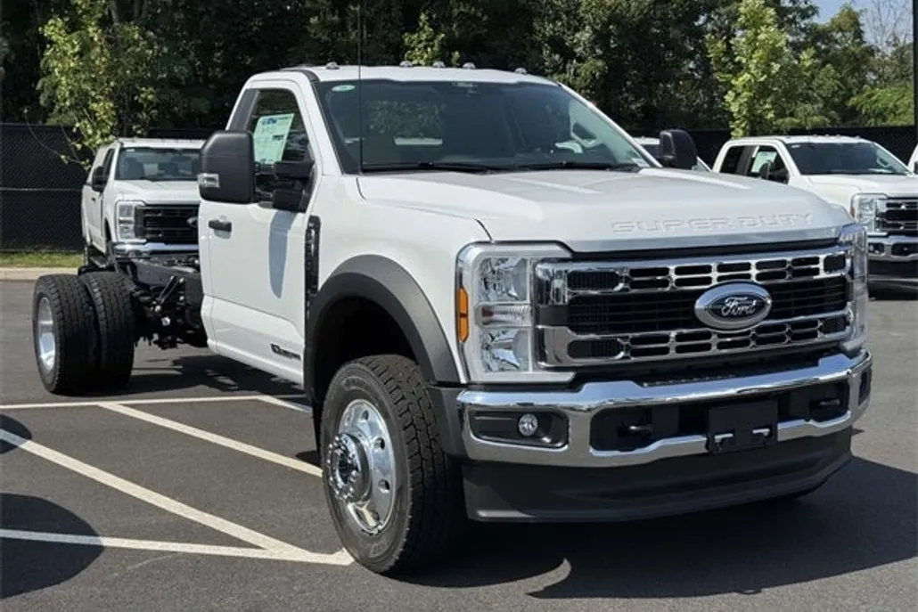 2025 Ford F-600 photo 1