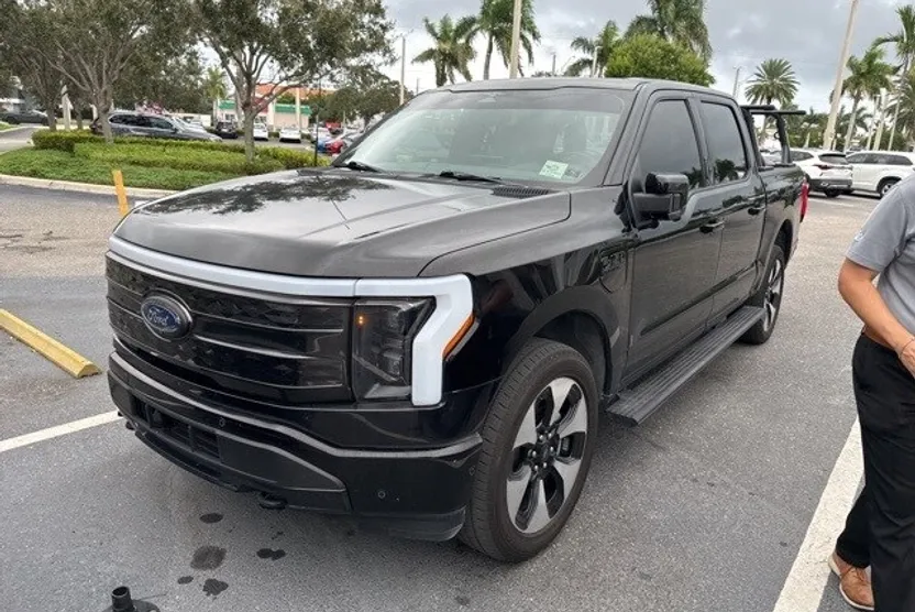 2023 Ford F-150 Lightning Platinum photo 1