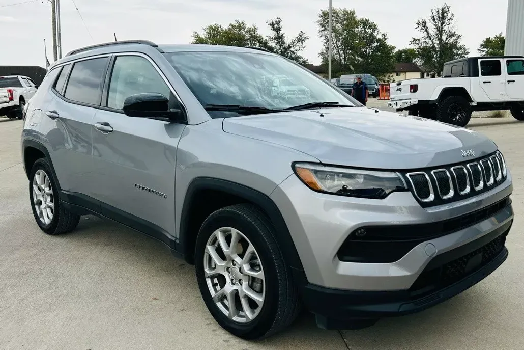 2022 Jeep Compass Latitude Lux photo 1