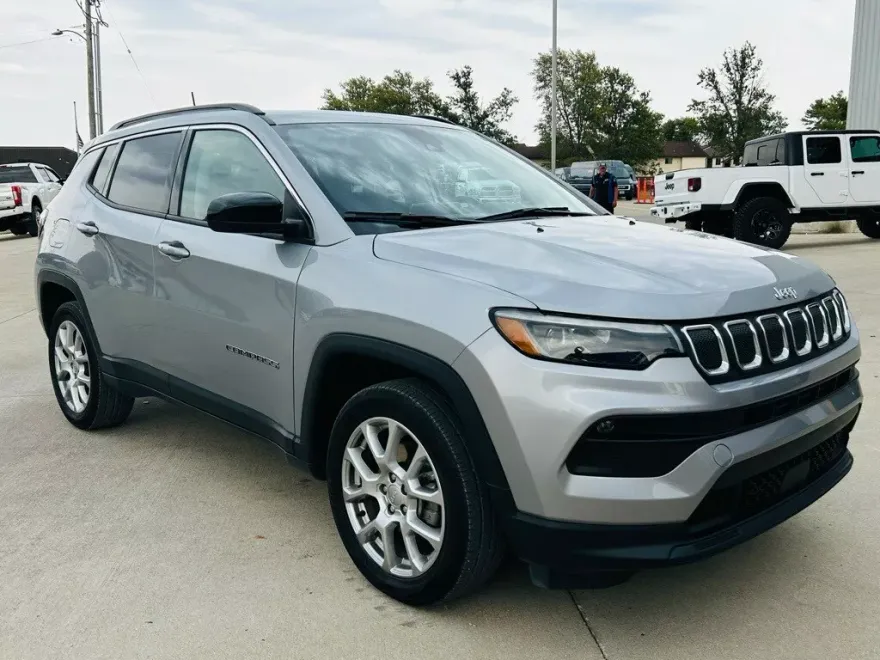 2022 Jeep Compass Latitude Lux photo 1