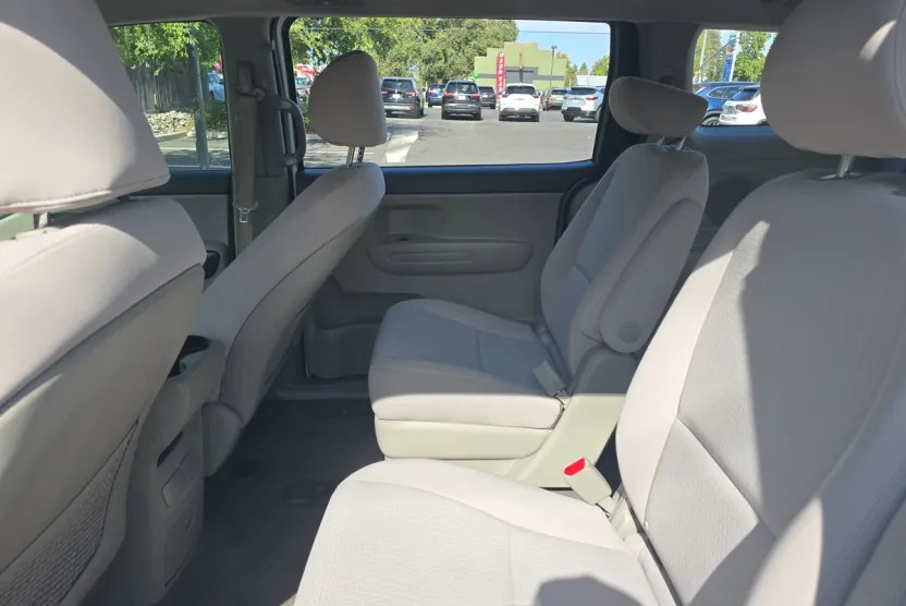 2018 Kia Sedona L photo 1