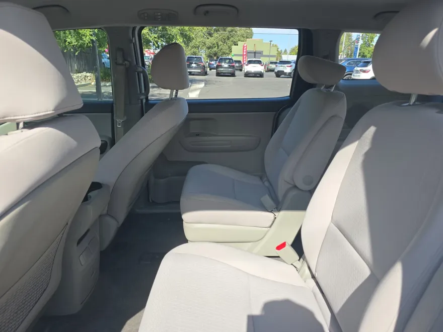 2018 Kia Sedona L photo 1