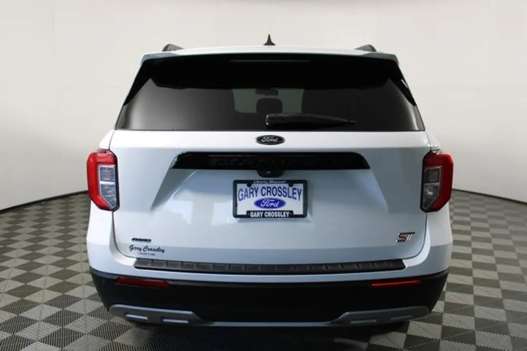 2023 Ford Explorer XLT photo 1