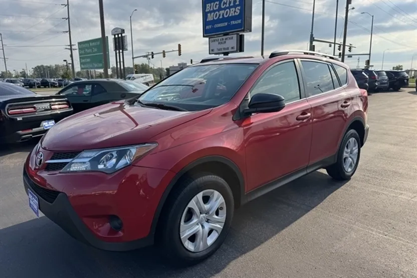2015 Toyota RAV4 LE photo 1