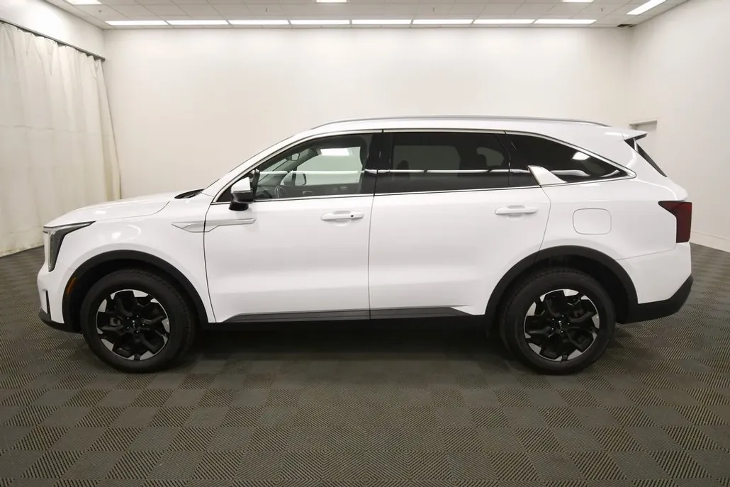 2024 Kia Sorento S photo 1