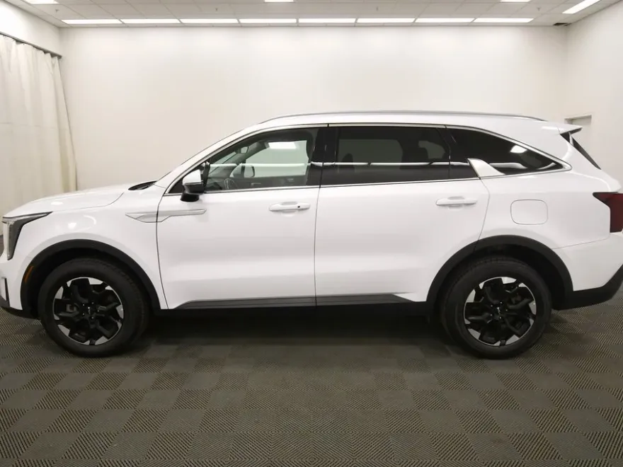 2024 Kia Sorento S photo 1