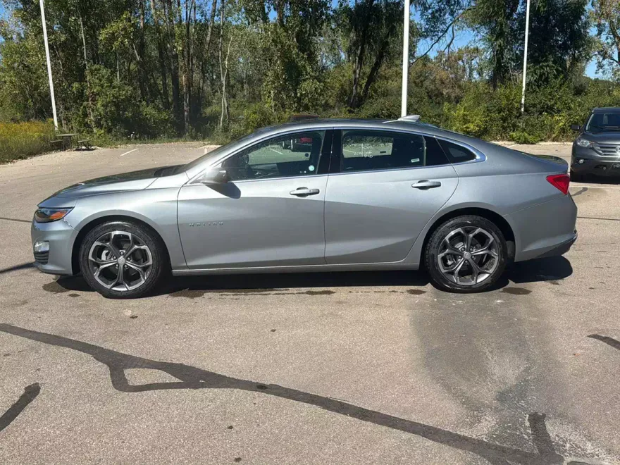 2024 Chevrolet Malibu 1LT photo 1