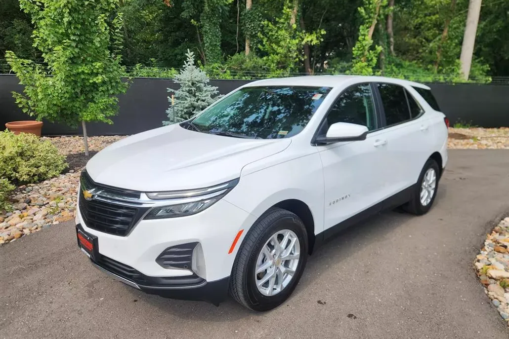 2024 Chevrolet Equinox LT photo 1