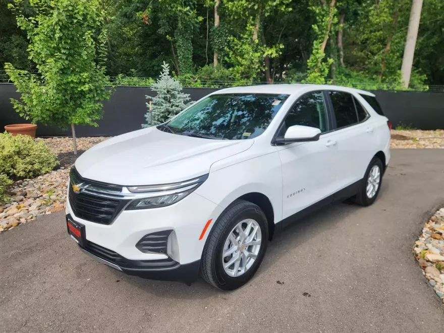 2024 Chevrolet Equinox LT photo 1